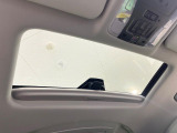 【サンルーフ】開放感たっぷりの希少装備、サンルーフが装着されています!車内に明かりを取り入れたり景色を楽しむ以外にも、車内の空気も簡単に換気できて快適です!