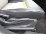 運転席にはシートリフターが付いていますので座高にあわせてドライビングポジションが決められます。