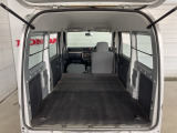 助手席もほぼフラットになるように倒れるので、長尺ものなどの運搬にも便利です