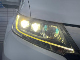 【LEDヘッドライト】悪天候や夜間走行時も良好な視界を確保し安心して運転できる高輝度LEDヘッドライトを装備!点灯速度が早く、消費電力も抑えられています。