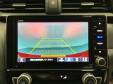 バックでの車庫入れも安心です! リアカメラが付いているバックモニター付のナビを装備しております。操作線もついており距離感も画面から確認できます。