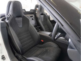 【清潔感のある運転席&助手席】隅々までクリーニングの行き届いた運転席&助手席。目立ったシミや汚れ等もございません。快適なドライブをどうぞ。