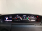 スピードメーターとタコメーターを大きく配した見やすいメーター部になっています。左側のインフォメーション画面でオドメーターや燃費などの情報を確認できます。