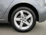 全車両に標準装備の純正アルミホイールは、純正ならではのバランスの良いデザインと、走行安定性をお楽しみ頂けます。
