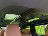 【左右独立ムーンルーフ】2列目左右席にそれぞれ配置されたガラスルーフ!日差しに合わせて片側だけシェードを閉めることも可能です!