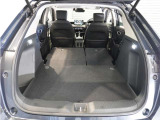 【トランクスルー機構】後席を前に倒してトランクルームとつなげ、長尺物の収納を可能にするトランクスルー機構も備えています。