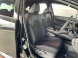 NISMOのノウハウを反映したスポーツドライビングを的確にサポートするフロントシート