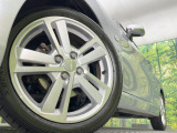 【純正アルミホイール】外観にマッチした純正アルミホイールを装着しております。各種社外アルミホイールや、スタッドレスタイヤも取扱いしております。是非ご相談ください♪