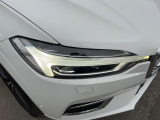 【LEDヘッドライト】明るく眩しいハイビームを先行車や対向車に照射しないオートハイビームを備えたLEDヘッドライト。北欧神話に登場するトールハンマーをモチーフにした、一目でボルボとわかるデザイン。