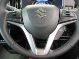 ステアリングスイッチ付き。前方から目を離すことなく操作することが可能です。