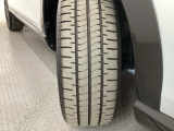 安全に走行するためには空気圧の確認をはじめ溝の深さ、ひび割れの等の点検が必要です。点検時に交換が必要と判断した場合は交換いたします。