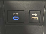こちらのクルマはUSB接続コネクタも装備されています♪スマホの充電などにお使い下さい。ご旅行中での充電切れも、これなら心配いりませんね!