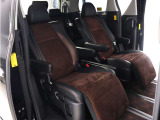 【特別仕様車限定】ハーフレザーシート!本革&ブラック人工皮革とアルカンターラシートがミックスされたハーフレザーシートです。おしゃれな色の組み合わせで高級感のある車内空間が広がっております。