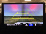 【バックカメラ】運転が苦手な方も車庫入れラクラクです!ギアをリバースに入れれば自動的に切り換わりますので、面倒な操作は不要です♪狭い駐車場もお車を傷つけず安心ですね!