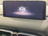 【10.25インチマツダコネクト】車内の雰囲気にマッチした大型ディスプレイ。スマホ接続でのナビ使用やBluetooth再生等、様々な機能が楽しめます。直感的なダイヤル操作が可能で、使い勝手も良好です。