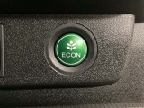 ECON モードをON にするとアクセルペダルの動きに対するエンジンの反応とエアコンの制御を切り換えることで、燃費のいい運転をするドライバーがペダルを踏んだ時と同じようにエンジンを制御します。
