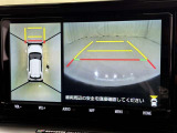 パノラミックビューモニターシステムが付いているので車の上から見た映像が確認できますよ。 一目で車両周辺の情報を確認できますが、直接安全をご確認下さい。