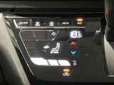 段差のないパネルスイッチのオートエアコン付きです。予め温度設定すれば後はセンサーが感知して設定温度を保ってくれますので快適なドライブが楽しめます。雨の日のガラスの曇りもなく安全な運転ができます。