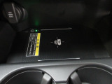置くだけでワイヤレス充電可能です。12V電源ソケットも設置しております。周辺機器の充電にご利用頂けます☆