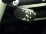 クルーズコントロール機能が付いています。 速度を設定するとアクセルを踏まなくても一定の速度で走ることができます。  高速道路ではとても便利な装置なんです。