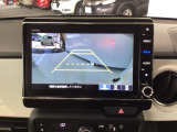 【バックカメラ】運転が苦手な方も車庫入れラクラクです!ギアをリバースに入れれば自動的に切り換わりますので、面倒な操作は不要です♪狭い駐車場もお車を傷つけず安心ですね!