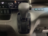 CVT車のセレクトレバーです。低速から高速まで、変速ショックのないスムーズな走りを実現するとともに、エンジン効率のよい領域を維持することで燃費にも貢献します。