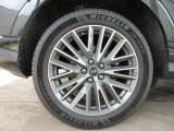 全車両に標準装備の純正アルミホイールは、純正ならではのバランスの良いデザインと、走行安定性をお楽しみ頂けます。