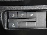運転席右側の各種操作スイッチです。ハンドルヒーターは寒さが厳しい冬期には手先から温めてくれますので大変便利です。