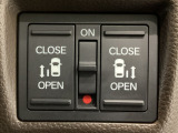 【両側パワースライドドア】両側がパワースライドドアになっており、運転席のスイッチやスマートキーでも開閉が可能です!開口部も広いので乗り降りも楽々♪