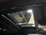 【サンルーフ】開放感たっぷりの希少装備、サンルーフが装着されています!車内に明かりを取り入れたり景色を楽しむ以外にも、車内の空気も簡単に換気できて快適です!