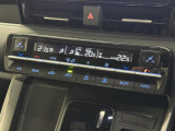 【左右独立オートエアコン】左右独立型、いわゆるデュアルエアコンです。運転席と助手席でそれぞれお好みの温度を設定可能です。