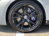 BMW純正19インチホイール。洗練されたデザインで、足元の個性を引き立てます。
