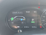 メータ―左側に7インチの見やすい液晶パネルを装備。安全装備の設定確認・変更、車両状態の表示など切り替える事が出来ます。
