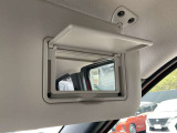 運転席サンバイザーにはミラーがついております。