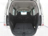 2列目シートを倒すことで、大変広いラゲッジスペースとなります。大きな荷物を積んだりと様々な用途にご利用いただけます。