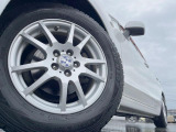 【アルミホイール】外観にマッチしたアルミホイールを装着しております。各種アルミホイールや、スタッドレスタイヤも取扱いしております。是非ご相談ください♪