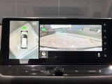 クルマを空から見たような映像が映る、アラウンドビューモニターで、車両周辺の安全確認も一目できます!小さなお子様や障害物も確認できるので、運転のしやすさだけでなく事故防止にも役立ち安心して駐車できます♪