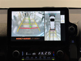 【パノラミックビューモニター】自車周辺をぐるりと俯瞰できるカメラで危険を察知。上空からの映像で自動車や障害物の位置が詳細に確認できるので、狭い駐車場でも安心して駐車できますね。
