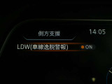 車線逸脱警報は、走行車線から逸脱しそうな場合にメーター内の警告灯とブザーで危険回避を知らせてくれる安全機能です♪