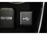 センターコンソールにはUSB充電器や様々な電気製品の電源供給ポートとしてアクセサリーソケットを装備しています。通信/給電用USBも装備しています。