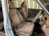 乗降がしやすい運転席。高さが調節できて小柄な方でも運転しやすいポジションをとることができます。