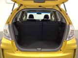 ラゲッジも広く使いやすいトランクは、開口部も広く荷物の積み下ろしもしやすいお車となっております。リアシートの背もたれは6:4の割合で分割して可倒できるので、長いお荷物などを載せることもできます。