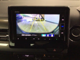 【バックカメラ】運転が苦手な方も車庫入れラクラクです!ギアをリバースに入れれば自動的に切り換わりますので、面倒な操作は不要です♪狭い駐車場もお車を傷つけず安心ですね!