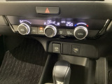 オートエアコンがついてますので、簡単操作で快適に過ごせます。リア熱線のスイッチの中に、雪道に対応したサイドミラーヒーターも入っています。
