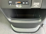 足元には便利なセンターロアボックスを設置。車内を整理しやすく、使い勝手の良さが魅力です。