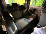 後部座席も気になるようなキズ・汚れやへたり等、大きなダメージはなく、良好な状態です。