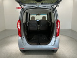 リアシートを倒すと、ラゲッジスペースを広くお使いいただけます!