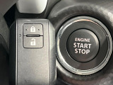 【キーレススタートシステム】カバンやポケットに入れたままでもドアの施錠・解錠が可能なスマートキーを装備。エンジンのオン・オフ時もカギを取り出す必要が無いからとっても便利です♪