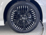 【純正アルミホイール】オシャレな純正アルミホイール付きですので見た目がカッコイイですよ♪