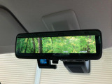 【デジタルルームミラー】後席の大きな荷物や同乗者で後方が確認しづらい時でも安心!カメラが撮影した車両後方の映像をルームミラー内に表示。クリアな視界で状況の確認が可能です!